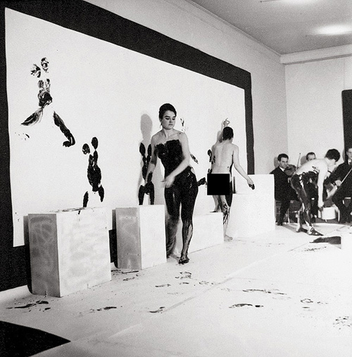 1960-yves-klein-Antropometries-de-l-epoque-bleue-Galerie-internationale-d-art-contemporain-Paris-9-mars.jpg