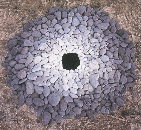 1987-Goldsworthy-Andy-Pebbles-around-a-hole.jpg